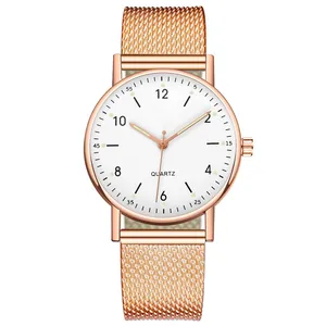 Detailansicht der minimalistischen Quarzuhr in Roségold mit Mesh-Band und weißem Zifferblatt