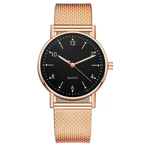 Makroaufnahme der roségoldenen Leucht-Quarzuhr mit Mesh-Armband und schwarzem Zifferblatt