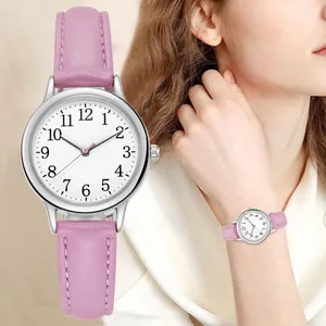 Dettaglio dell'orologio in pelle rosa con quadrante bianco e numeri per donna