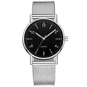 Detailaufnahme der silbernen Milanaise-Uhr mit Leuchtzeigern und schwarzem Zifferblatt