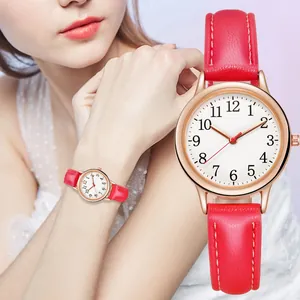 Dettaglio del cinturino in pelle rossa e cassa oro rosa con quadrante bianco per donna