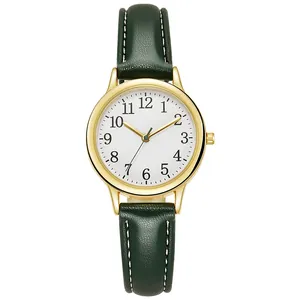 Dettaglio macro della cassa dorata e del cinturino in pelle verde scuro di un orologio al quarzo
