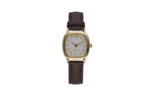 Dettaglio di orologio al quarzo vintage quadrato dorato con cinturino in pelle marrone