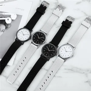 Minimalistische Quarzuhren mit schwarzen Gummiband und silbernen Milanaise-Armband im Set