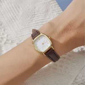Orologio al Quarzo Quadrato da Donna Vintage Cassa in Lega d'Oro Cinturino in Ecopelle Minimalista Elegante Retro Orologio da Polso Gioielli Regalo