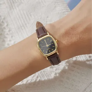Orologio al quarzo retrò con cassa dorata, quadrante nero e cinturino in pelle marrone