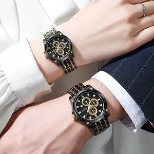 Primer plano de relojes para pareja en negro y oro con diales multifunción y correas de metal