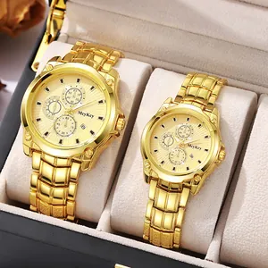 Detalle de relojes de lujo dorados para pareja con esfera solar en caja de regalo