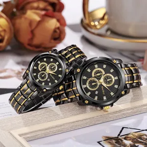 Detalle de relojes de pareja con correas de acero negro y dorado y esferas multifunción