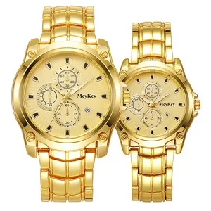 Detalle de los relojes dorados para pareja con triple dial y brazalete de metal fino