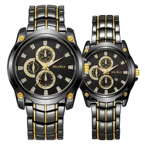 Vista de detalle de relojes de pareja clásicos en negro y oro con esferas funcionales