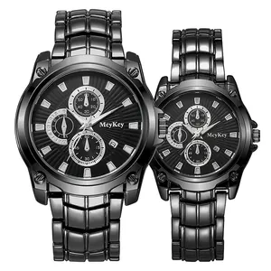 Primer plano de relojes de pareja McyKcy con correas de metal negro y esferas texturizadas