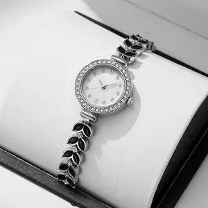 Montre élégante sirène pour femme avec lunette en strass et bracelet noir en forme de feuille