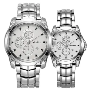 Vista detallada de relojes de pareja plateados con esferas blancas y tres subesferas