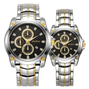Primer plano de relojes bicolores de negocios para parejas con esferas negras mate