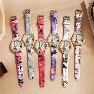 Détail de montres à quartz avec cadran Tour Eiffel et boîtiers dorés ornés de strass