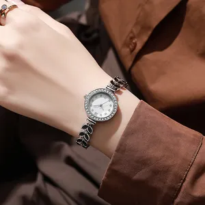 Détail d'une montre à quartz pour femme avec lunette en diamants et bracelet articulé
