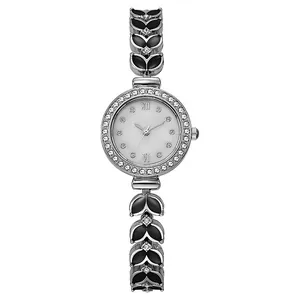 Détail de la montre quartz argentée avec lunette en cristal et bracelet émail noir