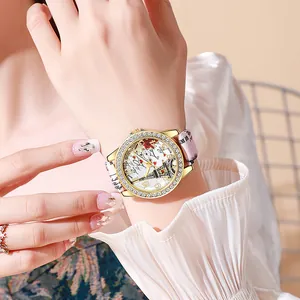 Gros plan d'une montre femme avec cadran Tour Eiffel et bracelet imprimé rose