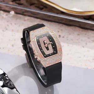 Luxe roségouden tonneau horloge met diamanten bezel en zwarte siliconen horlogeband