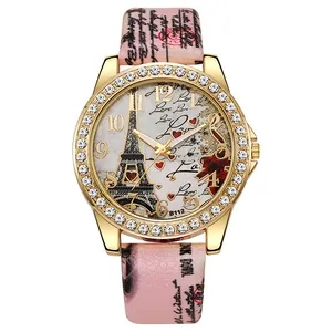 Détail de la montre avec lunette en cristal, cadran Tour Eiffel et bracelet en cuir rose