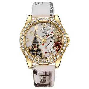 Détail de la lunette en cristal, cadran Tour Eiffel et bracelet avec imprimé fleuri