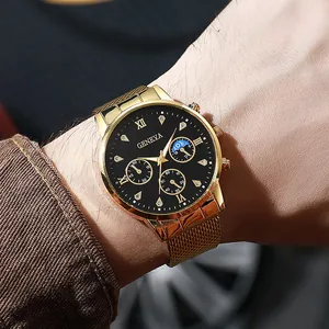 Orologio da uomo al quarzo con cinturino in maglia dorata, quadrante nero e indici romani