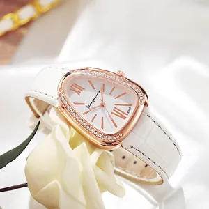 Montre quartz élégante en or rose avec lunette en cristal et bracelet en cuir blanc