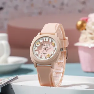 Roze vierkant kwartshorloge met siliconen band en 3D-reliëf cijfers voor meisjes