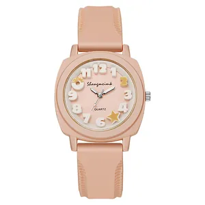Detail van roze vierkant quartz horloge met 3D-reliëfcijfers en siliconen horlogeband