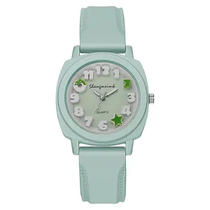 Vierkant muntgroen siliconen quartz horloge voor dames met creatieve reliëfcijfers