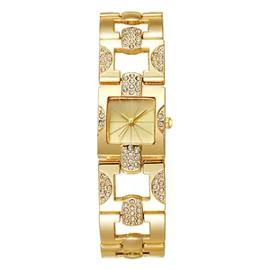 Elegante goldene Quarzuhr mit quadratischem Gehäuse und diamantbesetztem Metallarmband