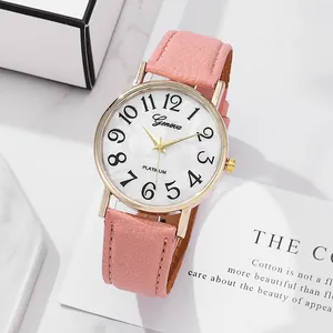 Detailaufnahme der Damenuhr mit rosa Lederarmband und weißem Zifferblatt in Marmoroptik