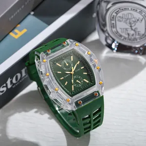 Detailopname van een groen tonneau quartz horloge met een transparante kast en siliconen band