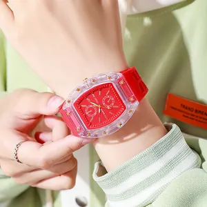 Detail van rood tonneau quartz horloge met transparante kast om de pols