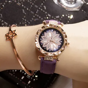 Primo piano dell'orologio da donna oro rosa con cinturino viola e bracciale