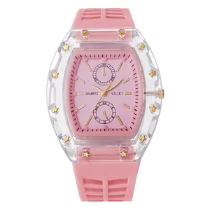 Detail van roze tonneau quartz horloge met transparante kast en stervormige klinknagels