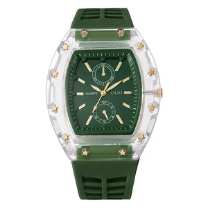 Macro-opname van tonneau quartzhorloge met groene wijzerplaat en transparante kast