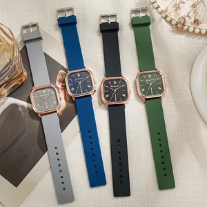 Vue à plat de montres à quartz carrées avec boîtier en or rose et bracelet en silicone en 4 tons