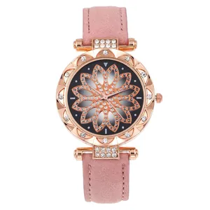 Dettaglio della cassa in oro rosa con petali di strass e cinturino in pelle rosa
