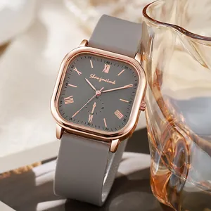 Montre à quartz carrée or rose vintage avec bracelet silicone gris et chiffres romains