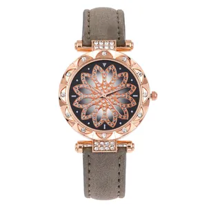 Dettaglio dell'orologio da donna con quadrante a fiori di strass e cinturino grigio