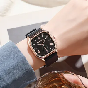 Montre quartz carrée vintage or rose avec cadran noir à chiffres romains et bracelet
