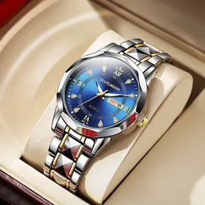 Detailopname van kwartshorloge met blauwe wijzerplaat en tweekleurige band in geschenkdoos