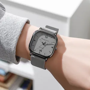 Λεπτομερής όψη γκρι τετράγωνου ρολογιού quartz με μαύρη κάσα και λουράκι σιλικόνης