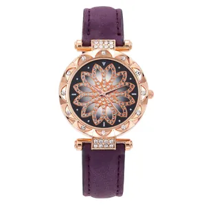 Dettaglio dell'orologio al quarzo da donna con quadrante floreale viola e strass
