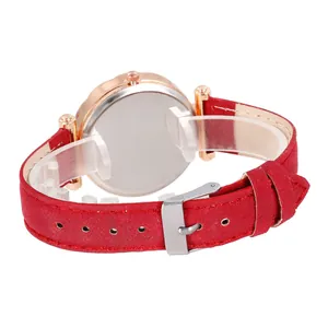 Dettaglio del cinturino in pelle rossa opaca con cassa in oro rosa e fibbia ad ardiglione