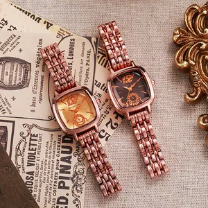 Montre à quartz carrée élégante pour femme en or rose avec bracelet métallique chic