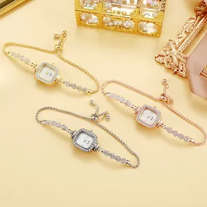 Montre bracelet élégante à cadran carré en quartz pour femmes avec strass or et argent