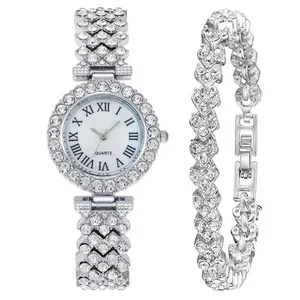 Set orologio al quarzo da donna e bracciale a cuore con strass lucidi su sfondo bianco